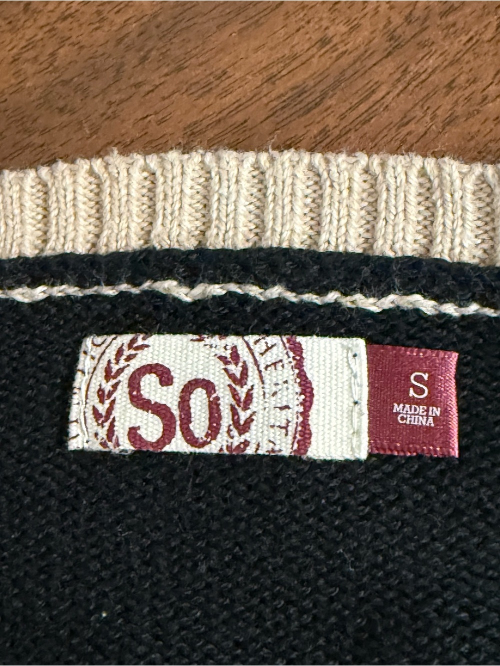 SO Womens Small Black Tan Cable Knit Raglan V-Neck Sweater Colorblock Cozy - Picture 6 of 9